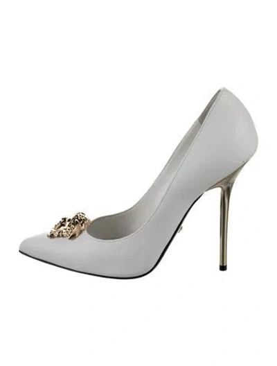 Pre-owned Versace Medusa Insignia Leather Pumps In White