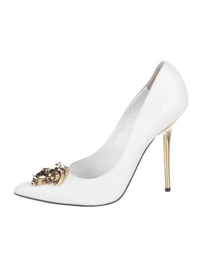 Pre-owned Versace Medusa Insignia Leather Pumps In White