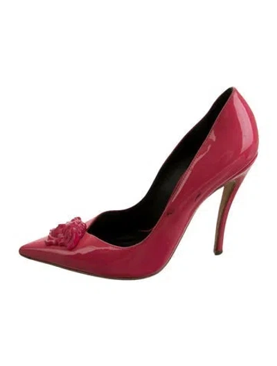 Pre-owned Versace Medusa Insignia Patent Leather Pumps In Red