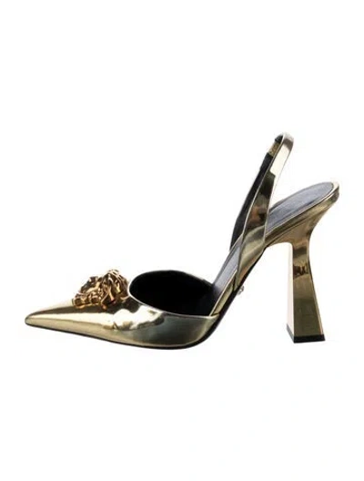 Pre-owned Versace Medusa Insignia Patent Leather Slingback Pumps In Gold/metallic