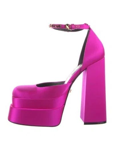 Pre-owned Versace Medusa Insignia Satin D'orsay Pumps In Pink
