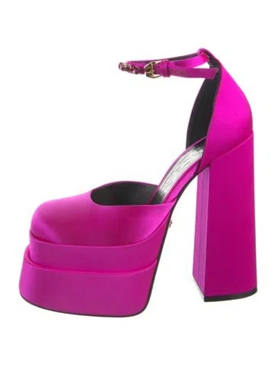 Pre-owned Versace Medusa Insignia Satin D'orsay Pumps In Purple