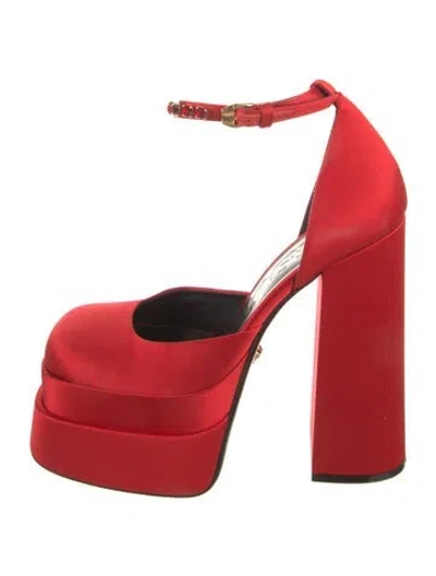 Pre-owned Versace Medusa Insignia Satin D'orsay Pumps In Red