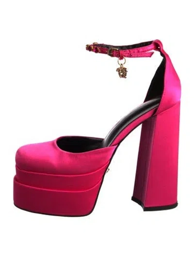 Pre-owned Versace Medusa Insignia Satin D'orsay Pumps In Red