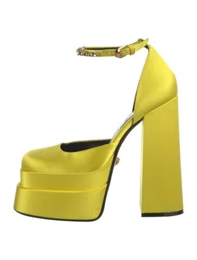 Pre-owned Versace Medusa Insignia Satin D'orsay Pumps In Yellow