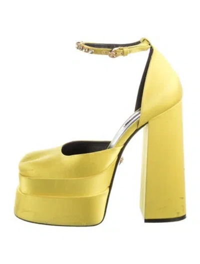 Pre-owned Versace Medusa Insignia Satin D'orsay Pumps In Yellow