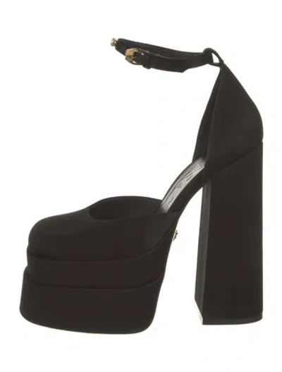 Pre-owned Versace Medusa Insignia Satin Pumps In Black