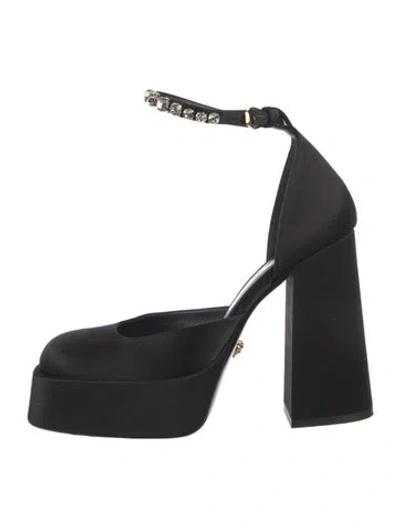 Pre-owned Versace Medusa Insignia Satin Pumps In Black