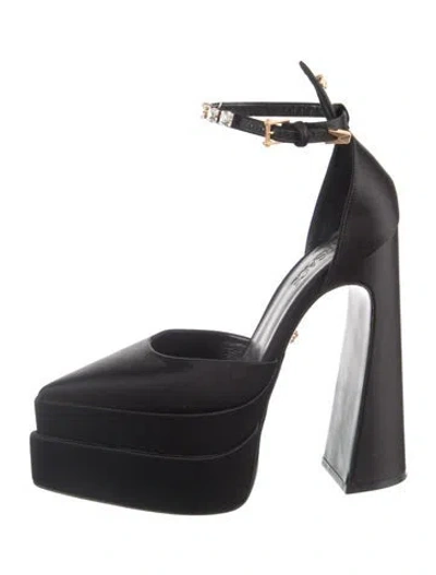 Pre-owned Versace Medusa Insignia Satin Pumps In Black