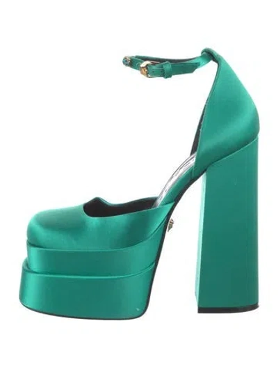 Pre-owned Versace Medusa Insignia Satin Pumps In Green