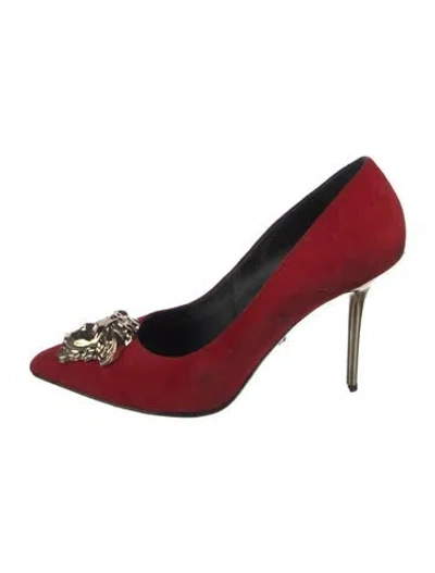 Pre-owned Versace Medusa Insignia Suede Pumps In Purple/red