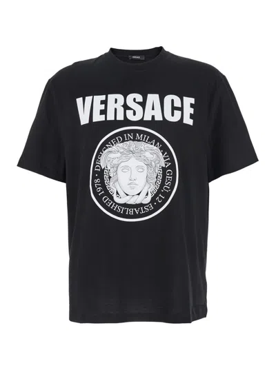 VERSACE BLACK CREWNECK T-SHIRT WITH MAXI LOGO PRINT ON THE FRONT IN COTTON MAN