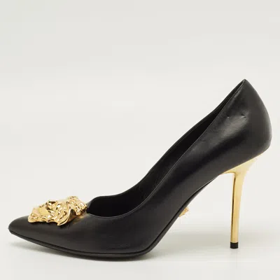 Pre-owned Versace Medusa Size 38.5 Black Leather Pumps