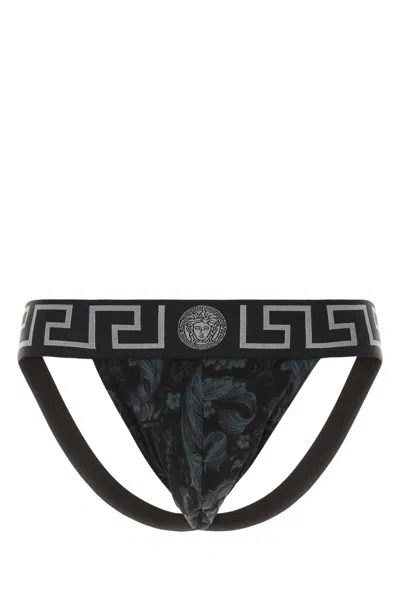 Versace Slip Aus Stretch-baumwolle Mit Druck In Schwarz,grau