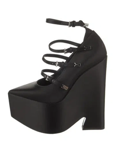 Pre-owned Versace Pumps In Black