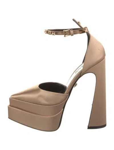 Pre-owned Versace Satin Crystal Embellishments Pumps In Neutral