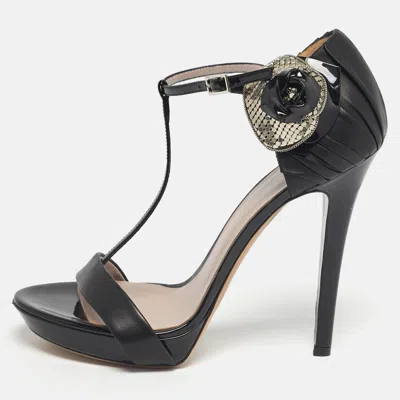 Pre-owned Versace Size 40 Black Leather And Patent Flower Detail Ankle T-strap Sandals