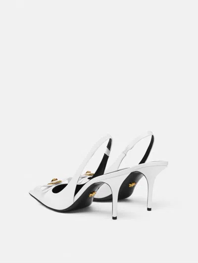 Versace Slingback Pumps In Bianco/oro