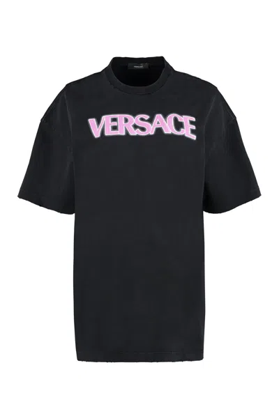 VERSACE VINTAGE BLACK COTTON T-SHIRT WITH CONTRASTING LOGO PRINT AND RIBBED NECKLINE FOR WOMEN (SS23)