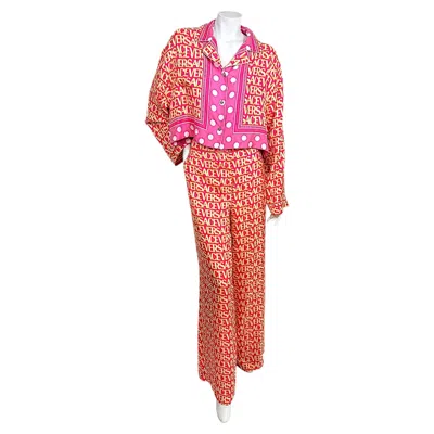 Pre-owned Versace X Dua Lipa 2023 La Vacanza Logo Print Silk Shirt & Wide-leg Trouser Set In Pink