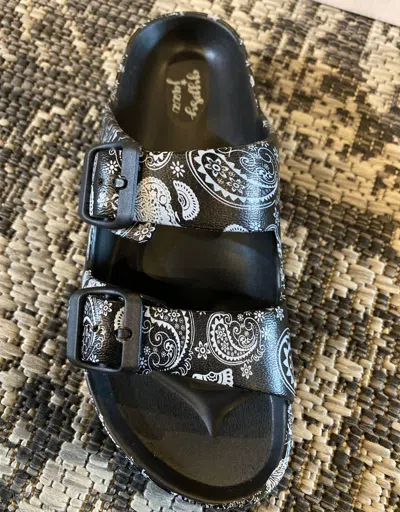 Very G Mamma Mia Paisley Slip On Sandal In Black White