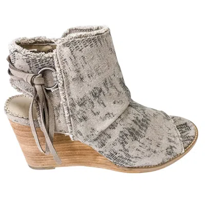 Very G Women's Keely Wedge Sandals In Light Grey