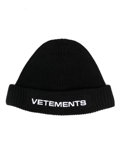 Vetements Logo Embroidered Beanie In Black