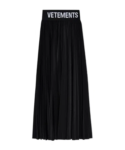 Vetements Logo Waist-band Pleated Skirt In Black