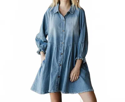 Veveret Overfit Button Down Shirt Dress In Lt Wash Denim In Blue