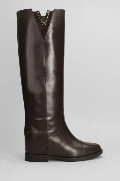 Via Roma 15 Boots With Logo Pendant In Brown