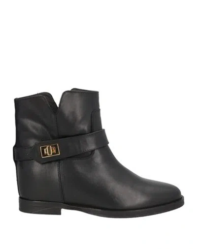 Via Roma 15 Woman Ankle Boots Black Size 6 Leather