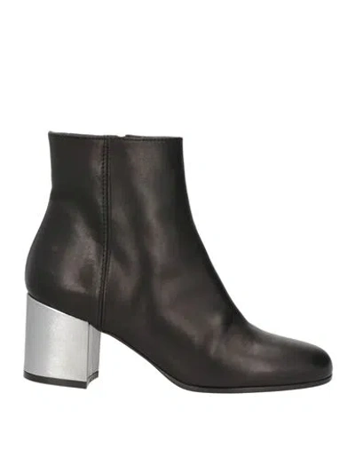Via Roma 15 Woman Ankle Boots Black Size 6 Leather