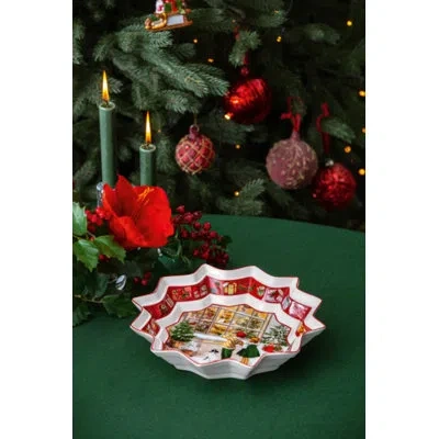 Villeroy & Boch – Toy's Fantasy Christmas Large Serving Bowl, Premium Porcelain, Toy Shop Pattern In White,green,red