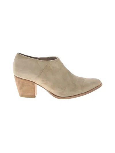 Pre-owned Vince Ankle Boots In Tan