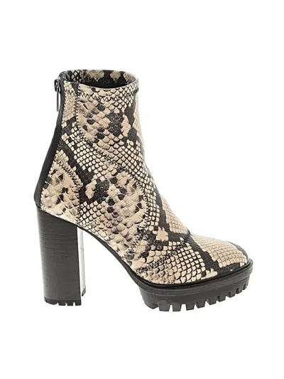 Pre-owned Vince Camuto Ankle Boots In Ivory