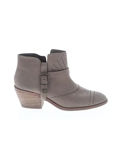 Pre-owned Vince Camuto Ankle Boots In Tan