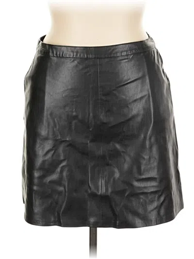 Pre-owned Vince Camuto Faux Leather Skirt In Black