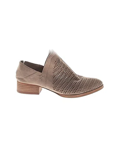 Pre-owned Vince Camuto Flats In Tan