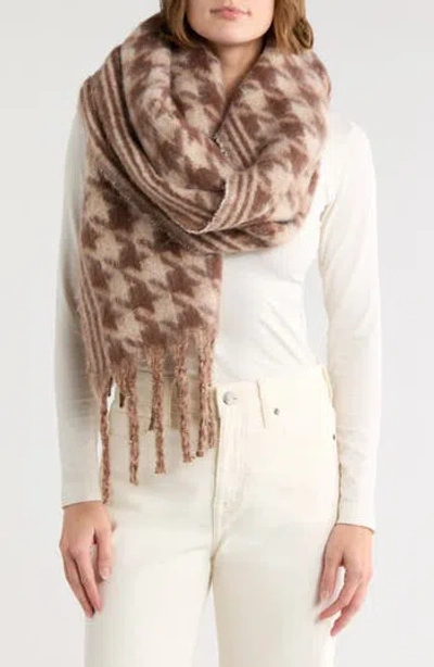 Vince Camuto Houndstooth Shine Wrap Scarf In Brown