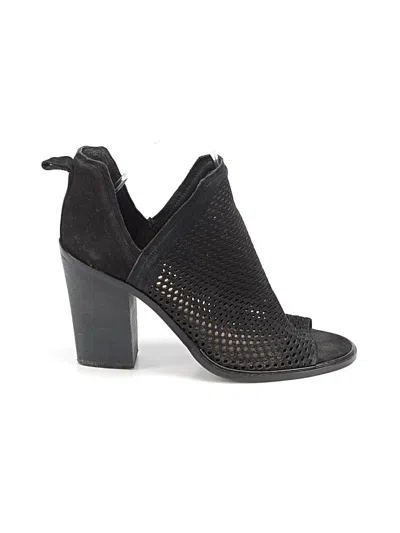 Pre-owned Vince Camuto Sandals In Black