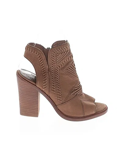 Pre-owned Vince Camuto Sandals In Tan
