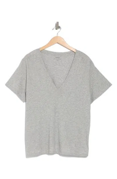 Vince Essential V-neck T-shirt In Heather Grey