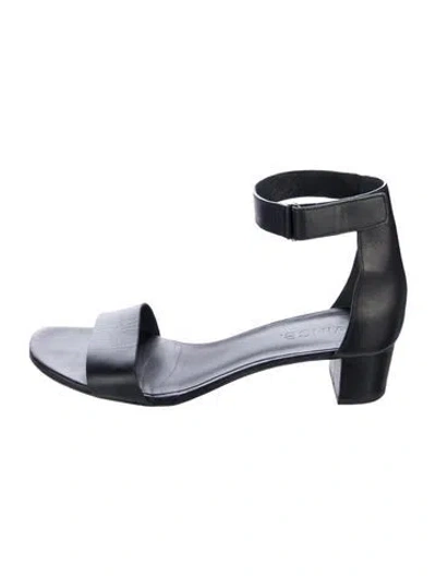 Pre-owned Vince Leather Flats In Black