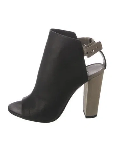 Pre-owned Vince Leather Pumps In Black