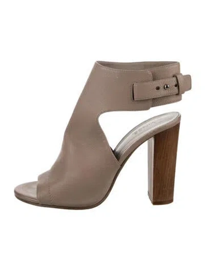 Pre-owned Vince Leather Pumps In Brown