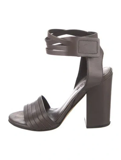 Pre-owned Vince Leather Pumps In Brown