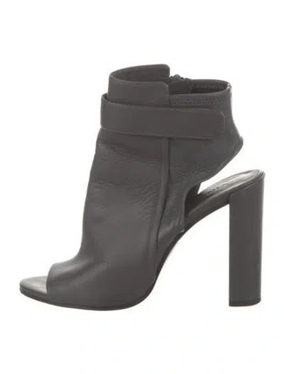 Pre-owned Vince Leather Pumps In Grey