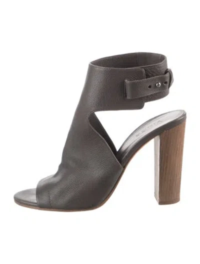 Pre-owned Vince Leather Pumps In Grey