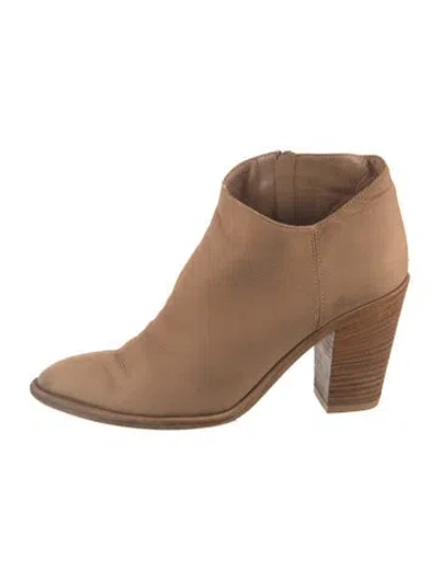 Pre-owned Vince Leather Pumps In Neutral