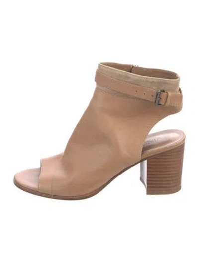 Pre-owned Vince Leather Pumps In Neutrals